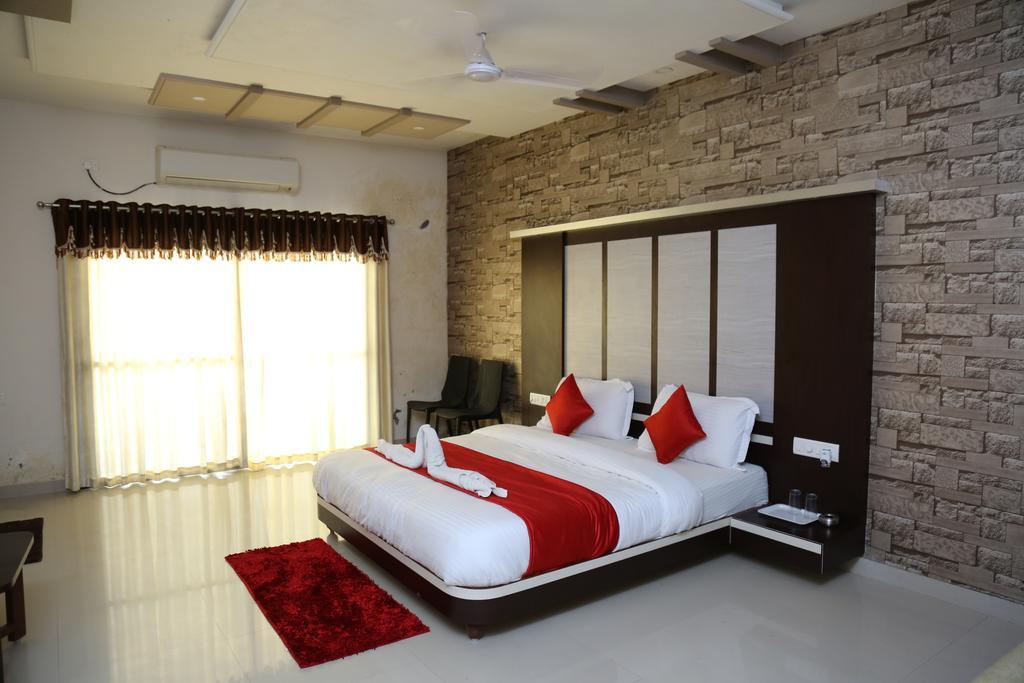 Hotel Rudra Plaza Dwārka Екстериор снимка