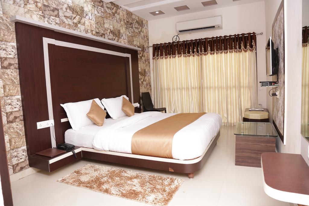 Hotel Rudra Plaza Dwārka Екстериор снимка